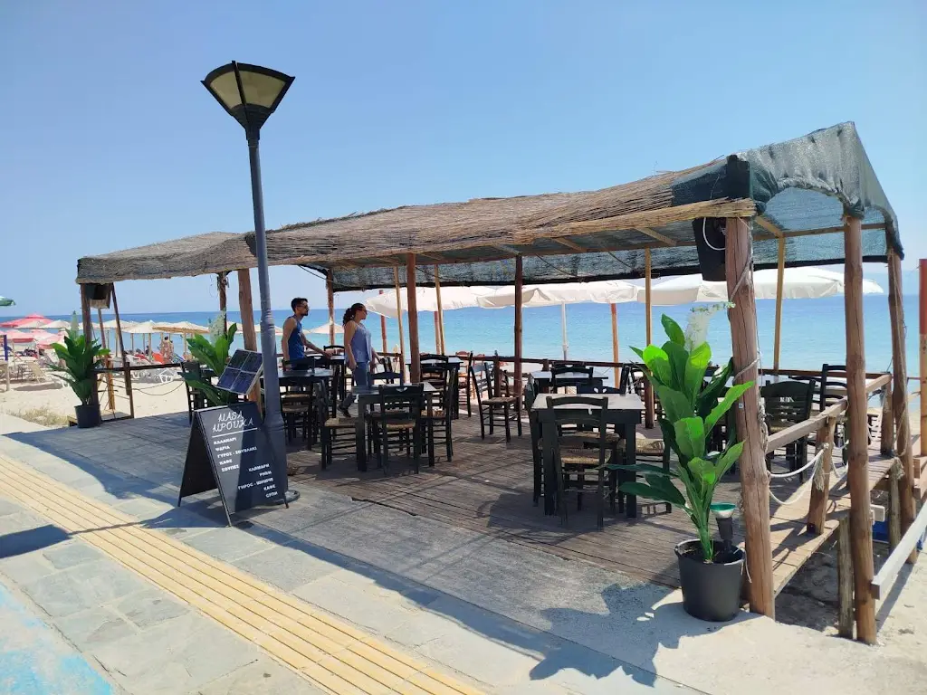 masa Μπούκα snack bar_Paralía Ofryníou_slider_image_3