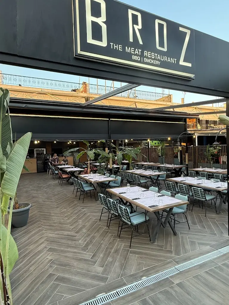 Broz Steak & Burger House_Paralía Ofryníou_slider_image_1