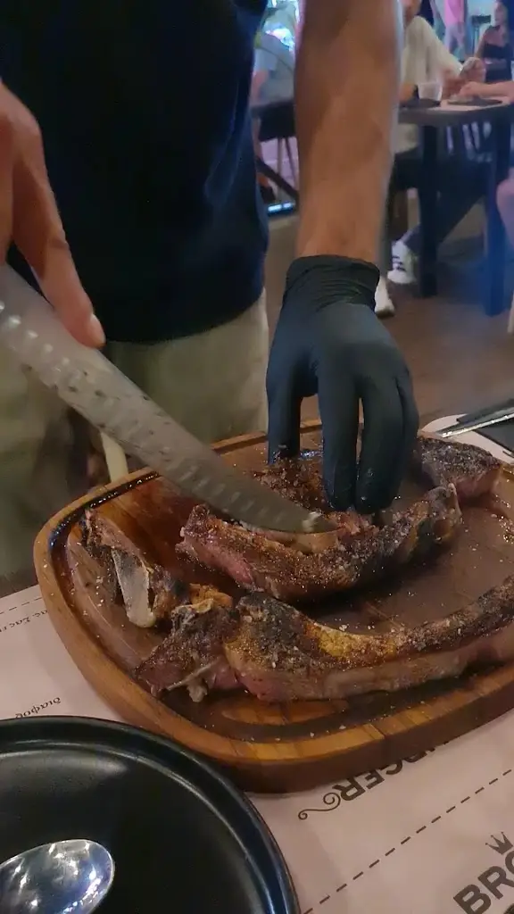 Broz Steak & Burger House_Paralía Ofryníou_slider_image_2