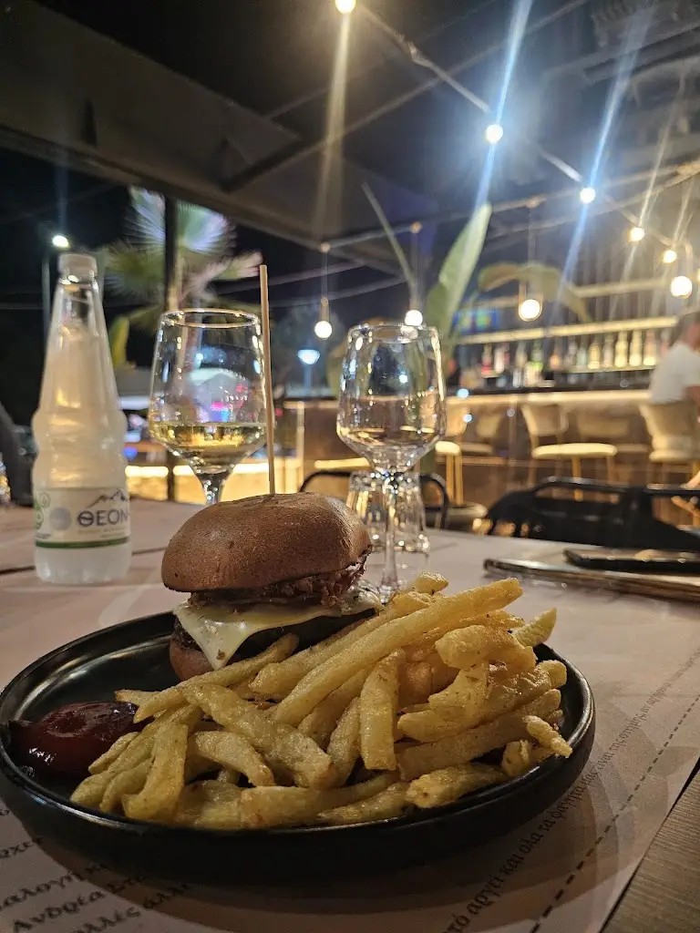 Broz Steak & Burger House_Paralía Ofryníou_slider_image_3