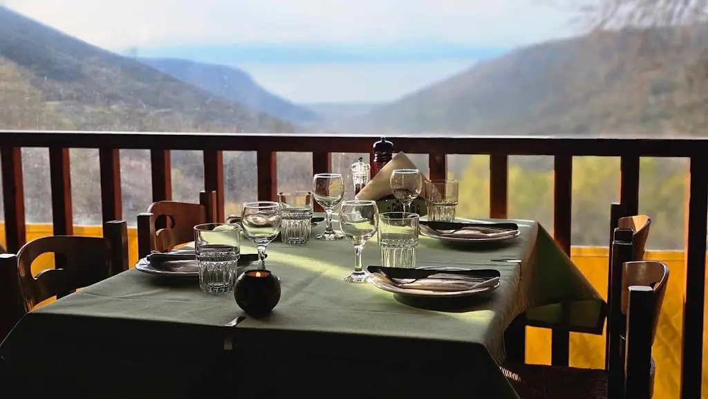 Mikro Kazaviti Restaurant in Prínos