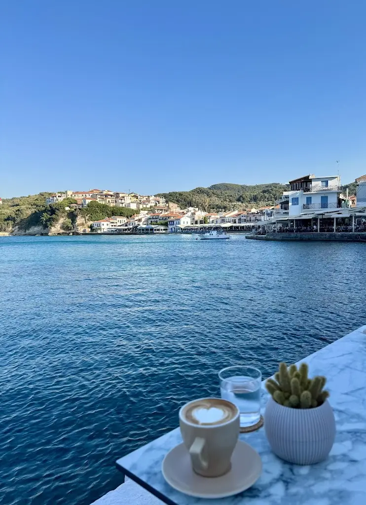 Özge Karaca_Cavos Cafe Bar Bistro_Samos_recensione