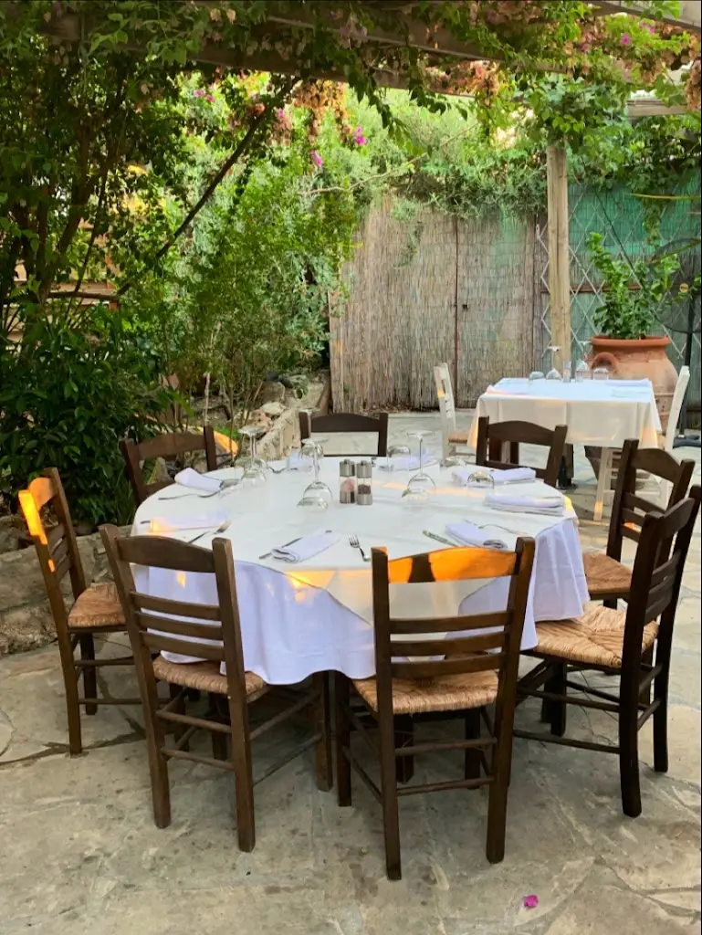 Λαδόκολλα ο σακης Restaurant in Souflí
