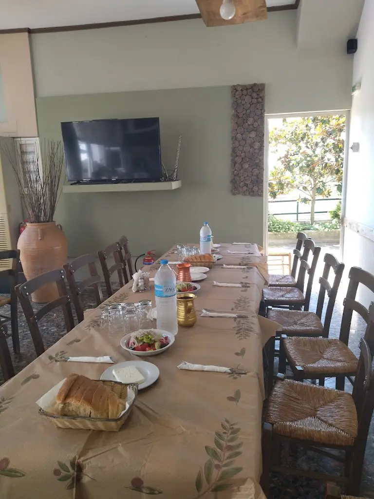 Snak Bar- Grill " To Choriatiko" Restaurant in Zygós