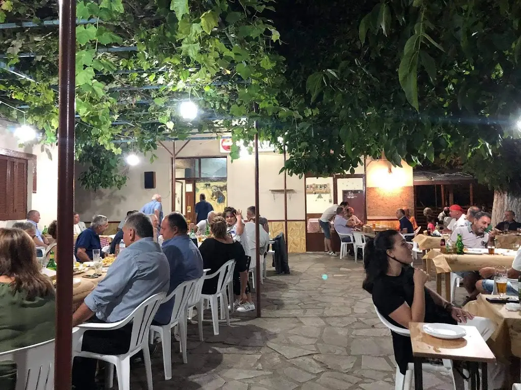Ψησταριά ο πλάτανος Restaurant in Xiropótamos