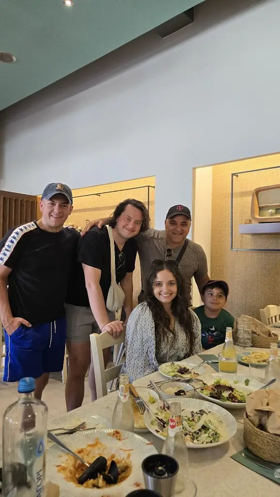 dimitri kioukis_Psaraki_Kalývia Thorikoú_reseña