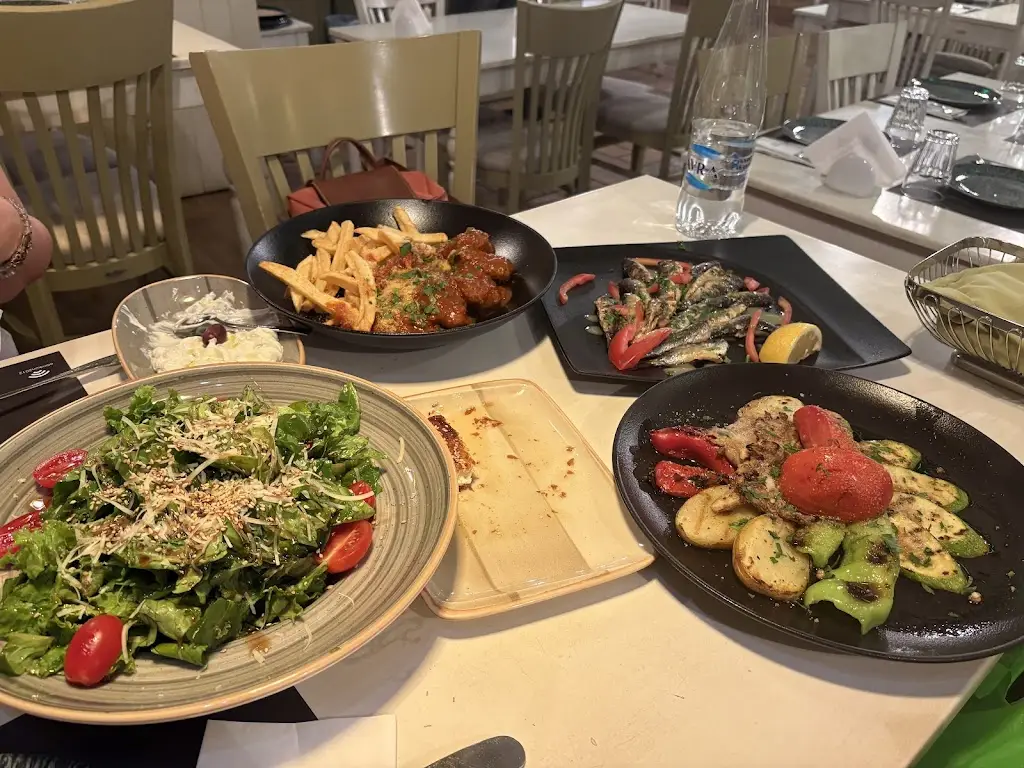 Mine_Ellinikon Gefsipoleion_Drama_review