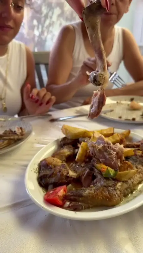 ΤΑΒΕΡΝΑ Η ΜΕΛΙΣΣΑ_Maroneia-Sapes_slider_image_2