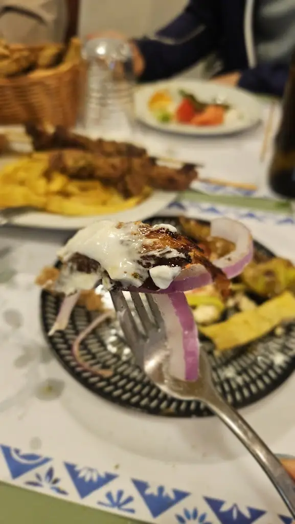 sunny_Καραμπάς ψητοπωλείο μεζεδοπωλείο_Anatolí_reseña