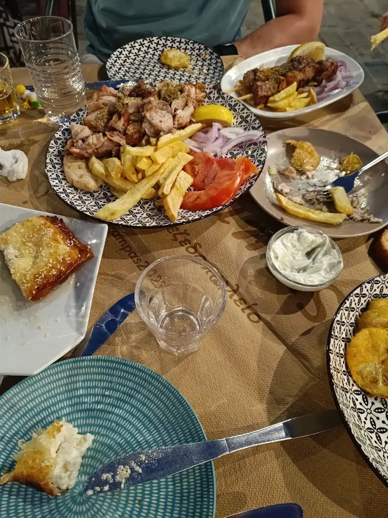 Mia Ioannina_Καραμπάς ψητοπωλείο μεζεδοπωλείο_Anatolí_reseña