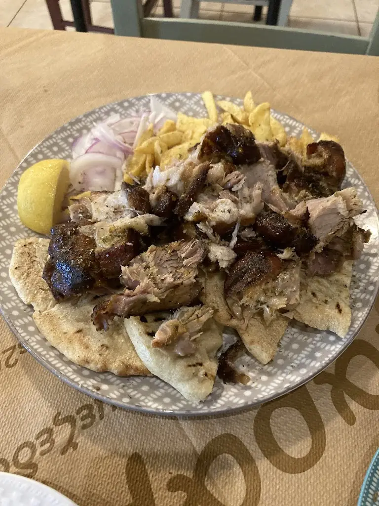 Fanis kostoulas_Καραμπάς ψητοπωλείο μεζεδοπωλείο_Anatolí_reseña