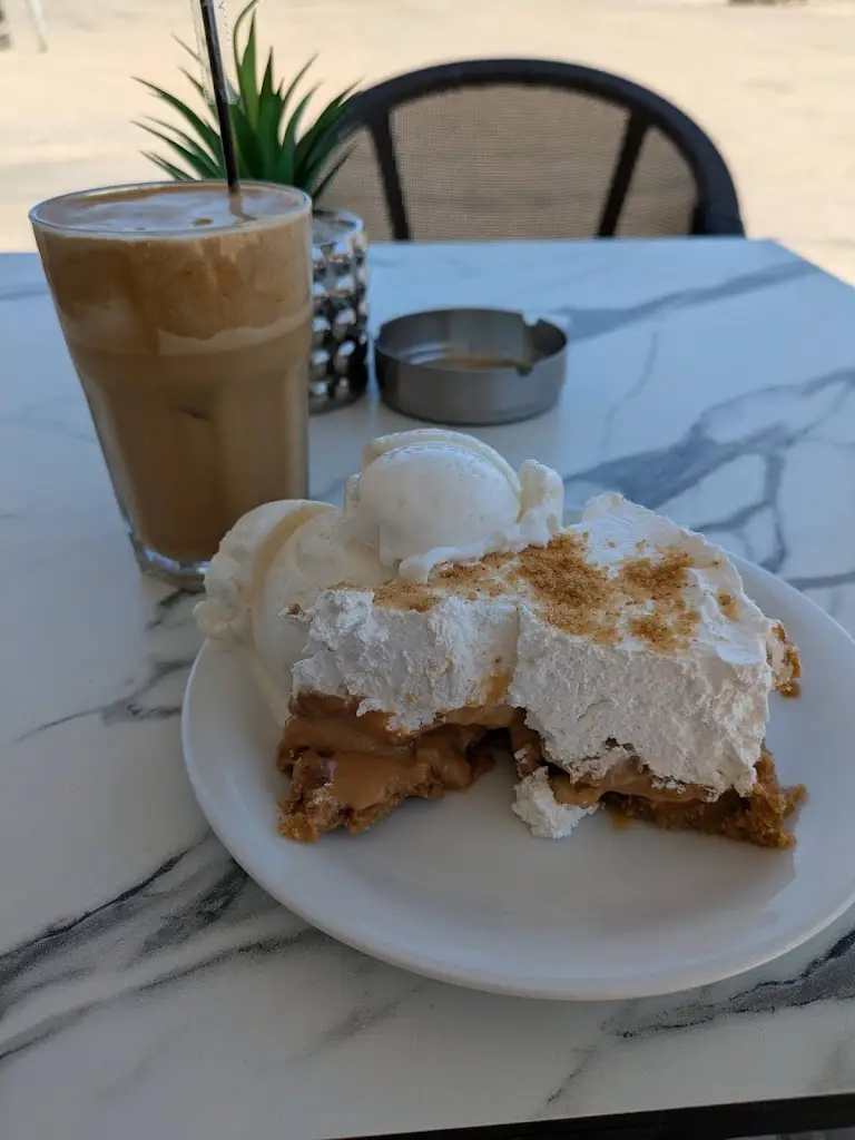 Deborah Payton_The Twins Cafe-Bar_Chalkiádes_review