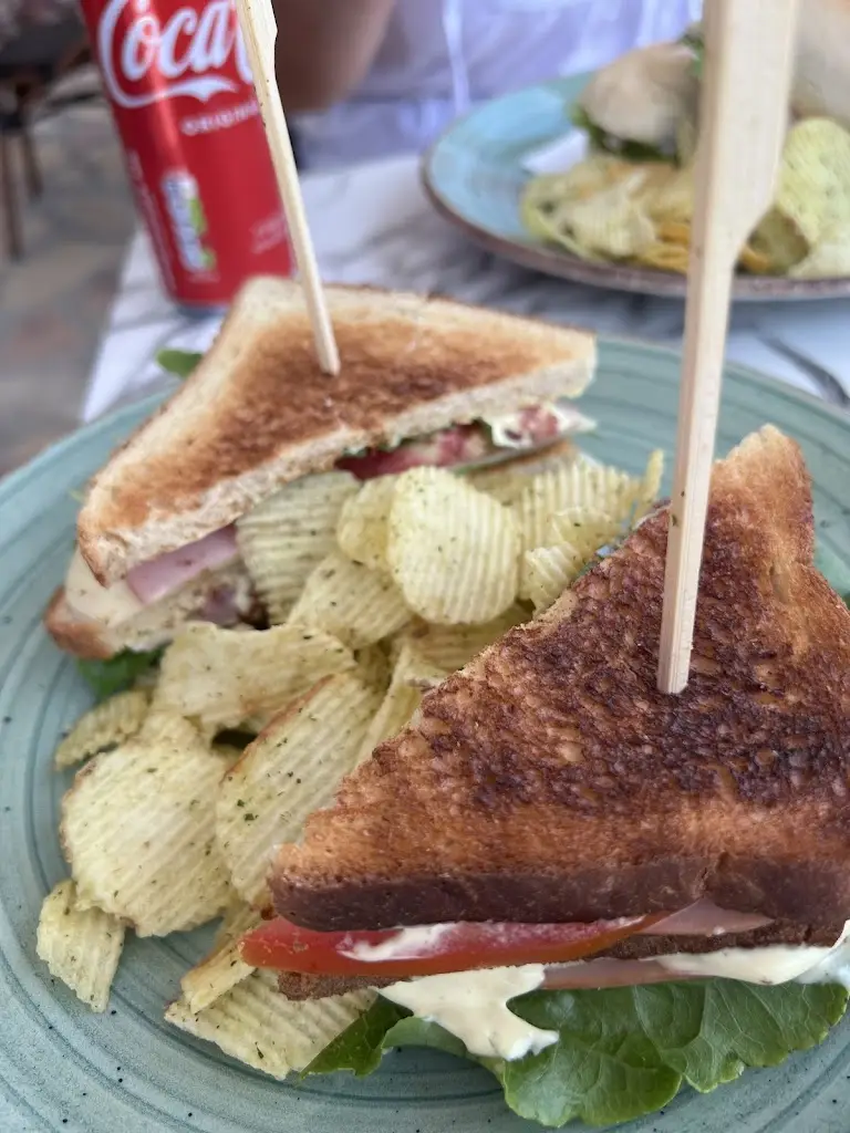 Chloe Newey_The Twins Cafe-Bar_Chalkiádes_review