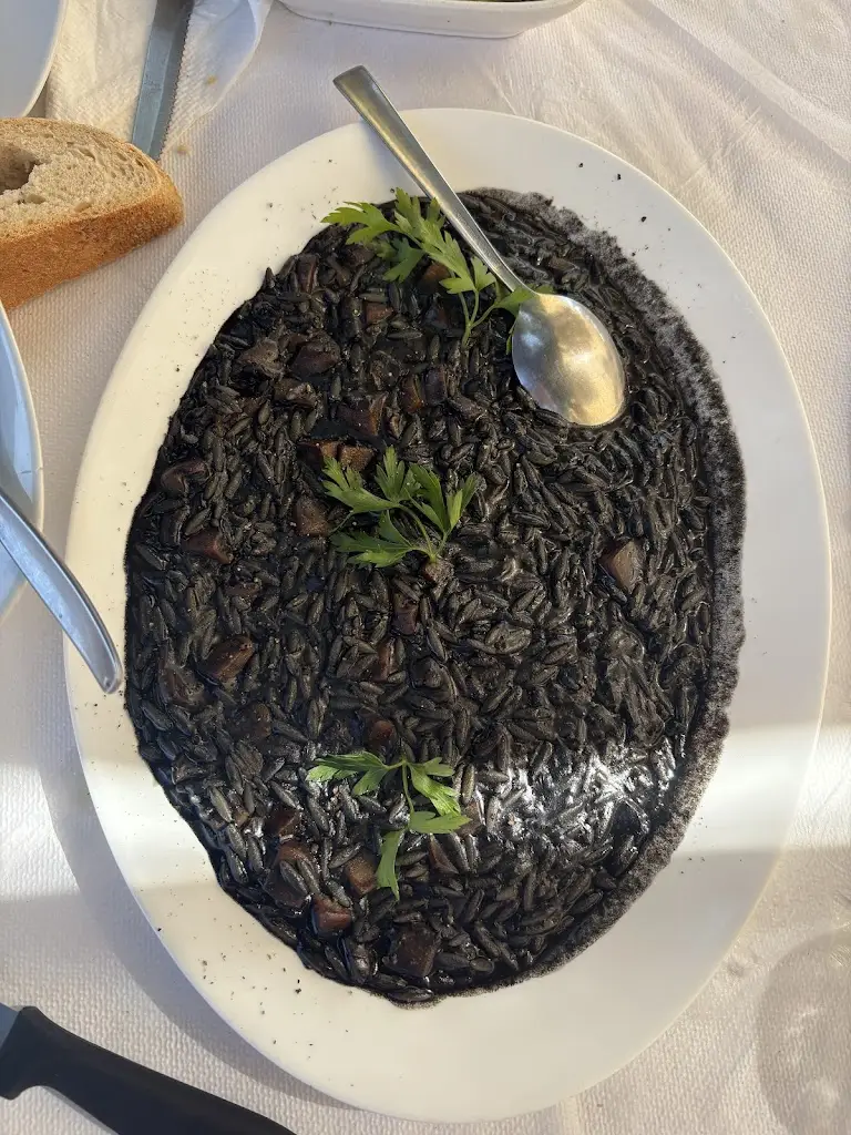 Büke Doğruoğlu_Kania Beach Restaurant_Chalkiádes_review