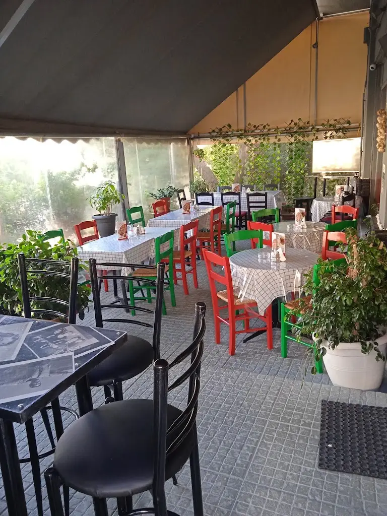 Εδώ, τα τσ...ούζο Restaurant in Kamaterón