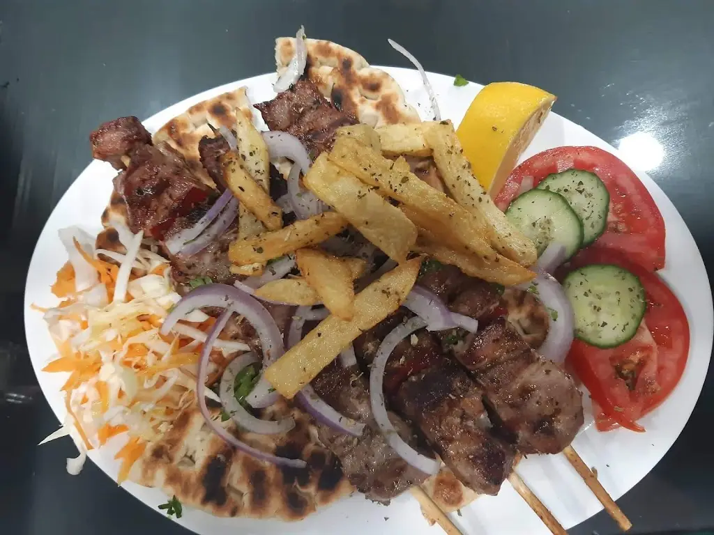 Εδώ, τα τσ...ούζο_Kamaterón_slider_image_2