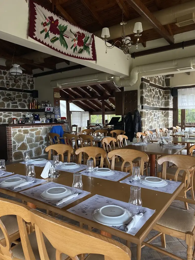 Magemeno Dasos Restaurant in Neochóri