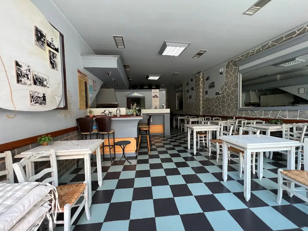 Καφέ - Ουζερί «Τσίλης» Restaurant in Paramythiá