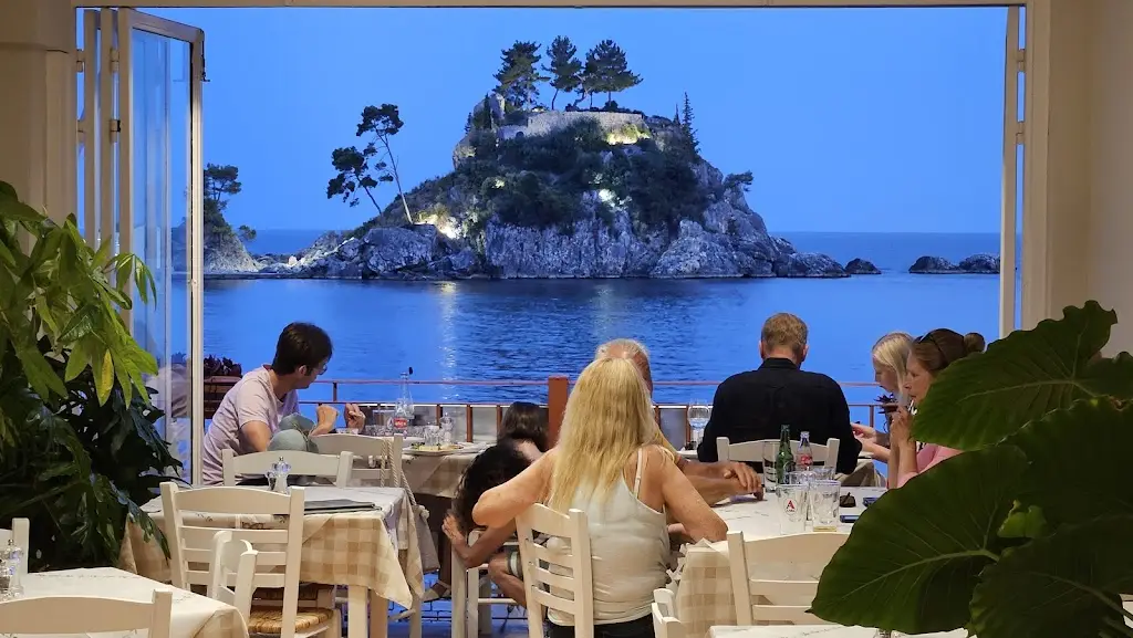 Azeem Pahone_Taverna Lithos_Párga_recensione