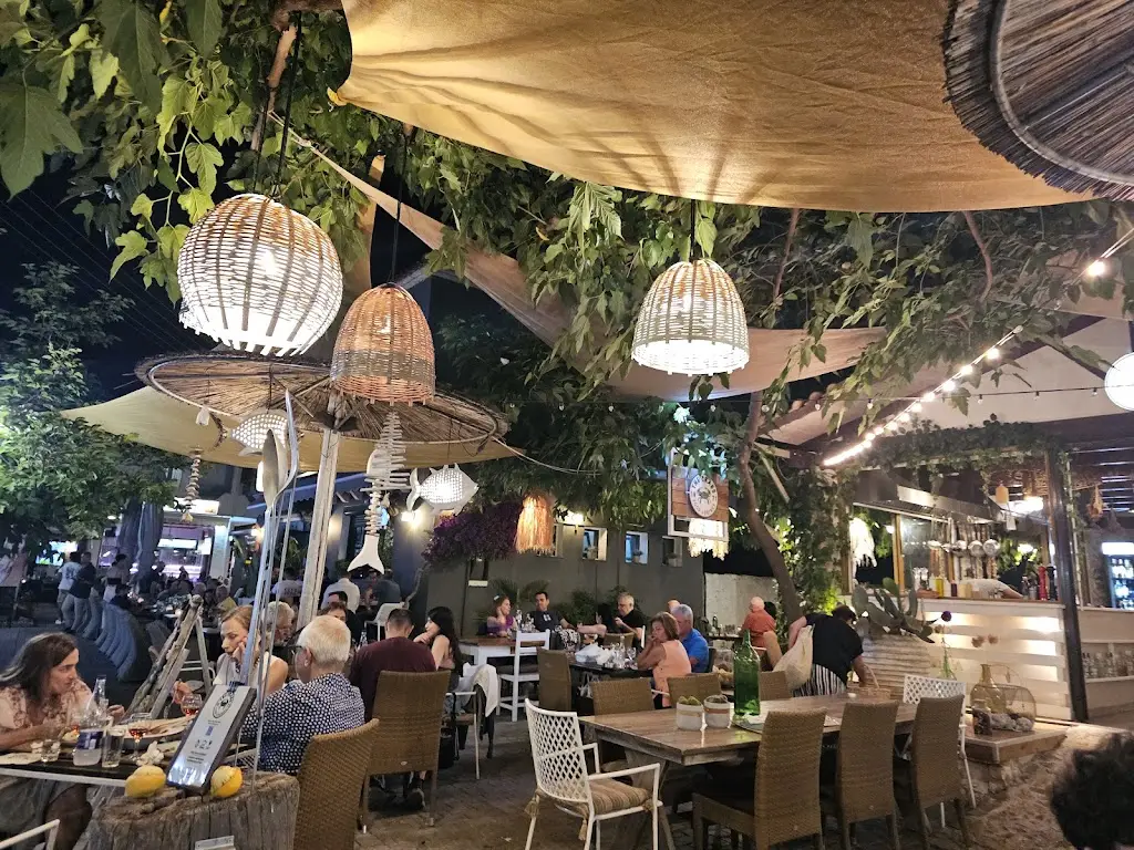 Ta kavouria Restaurant in Pérdika