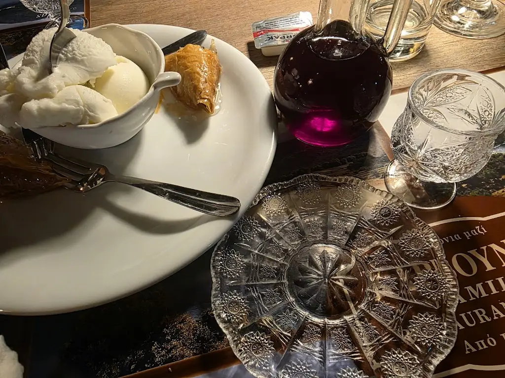 Yordanka Ivanova_Karvounis Family Pizza Restaurant_Pérdika_reseña