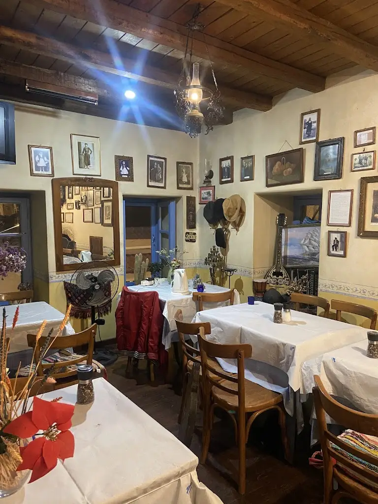 Alkyoni Restaurant in Pérdika