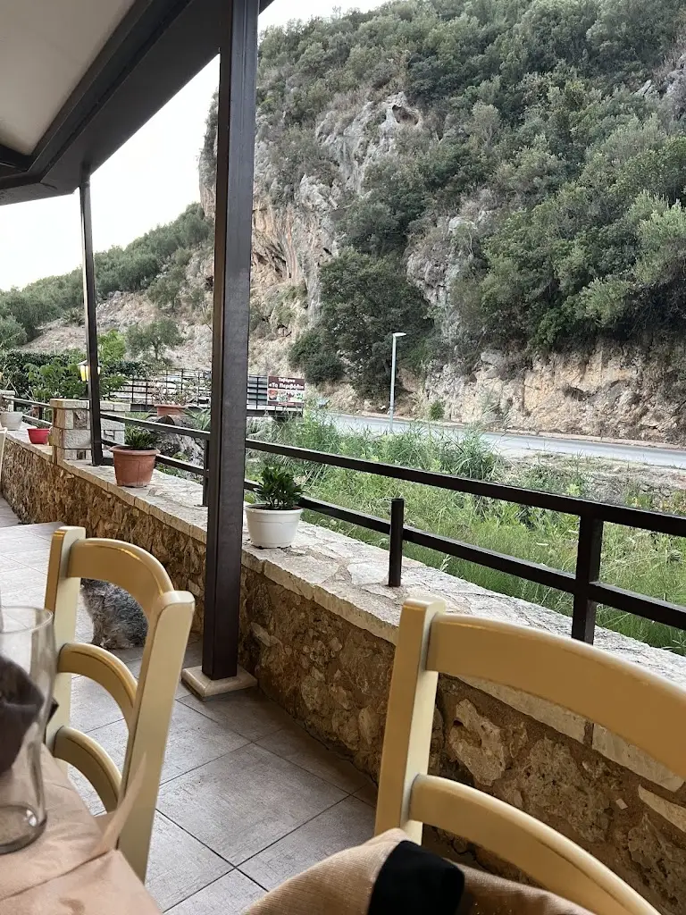 Perivoli Restaurant in Pérdika