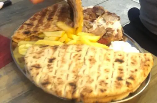 Daan Desloover_Barbecue “Το Pikantiko”_Préveza_reseña