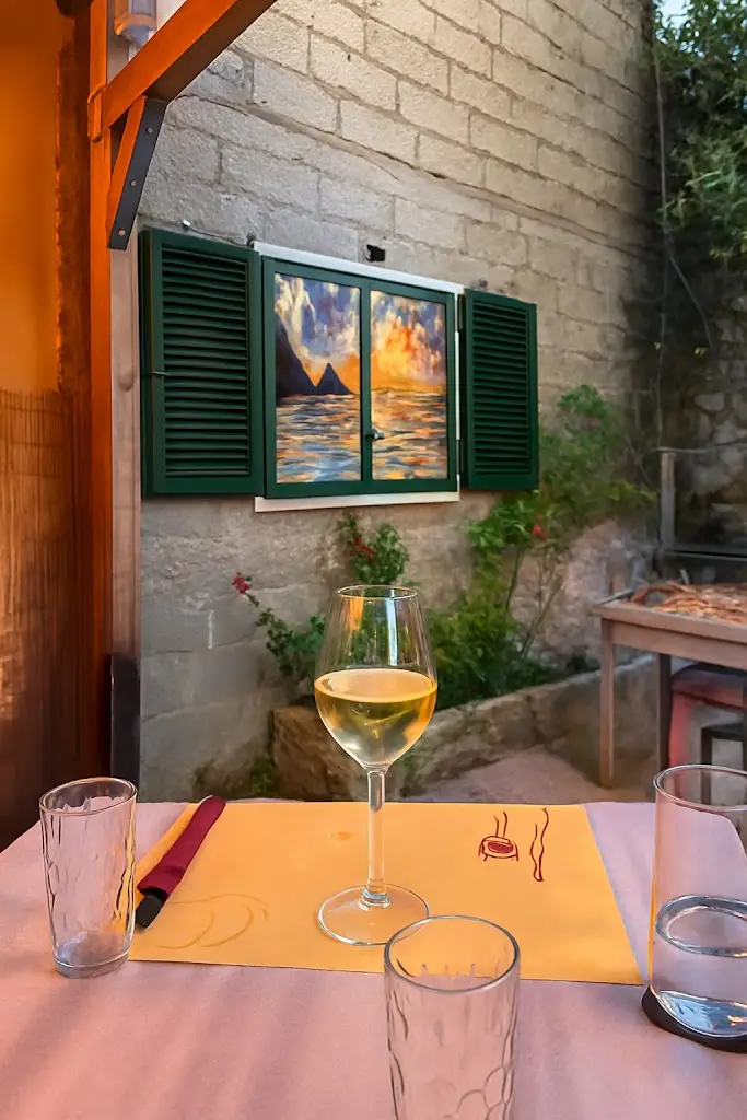 İrem Yavsı Ebussuutoğlu Baran_Little Italy_Ágios Matthaíos_avis