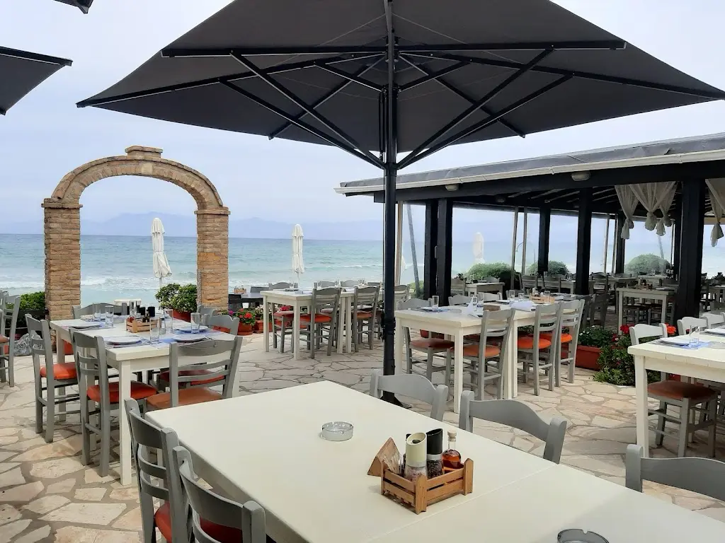 Maístro Restaurant in Acharávi