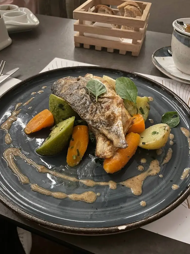 Дима Василечко_Thines Restaurant_Acharávi_Bewertung