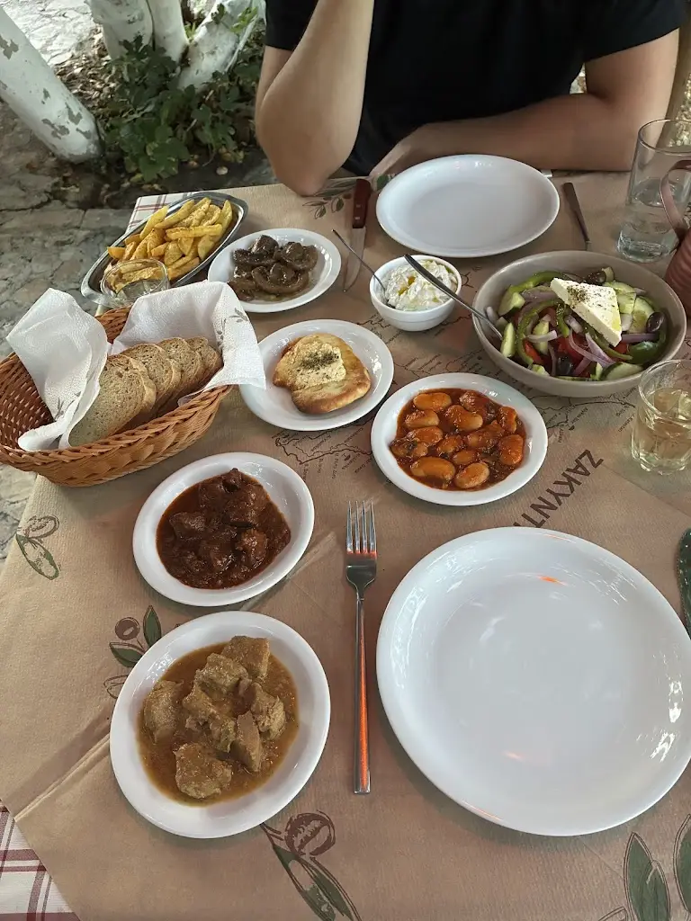 Seda Erkan_Pirounaki Traditional Tavern_Ambelókipoi_Bewertung