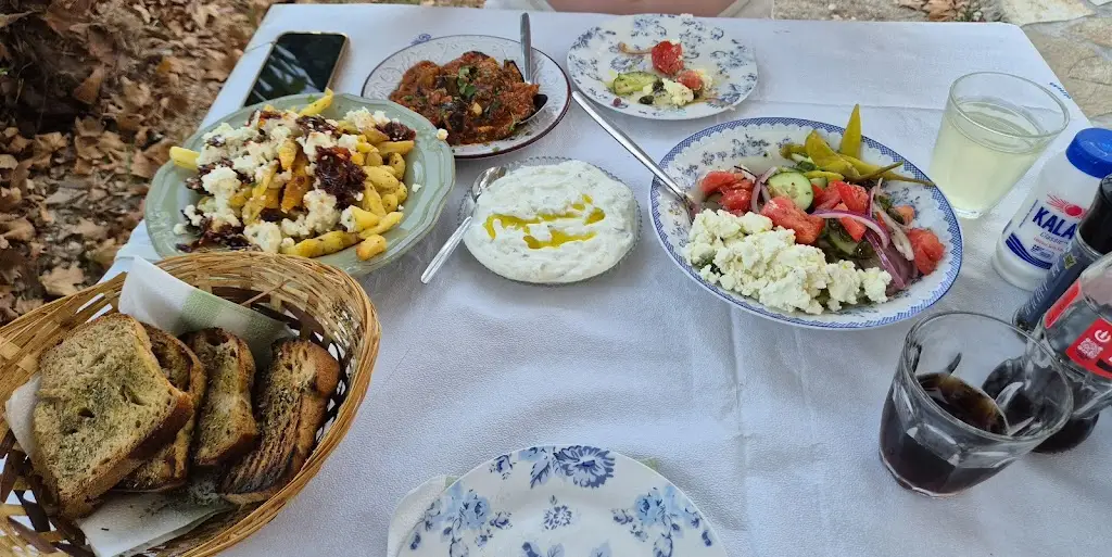 Jasper_Kampa_Ambelókipoi_reseña