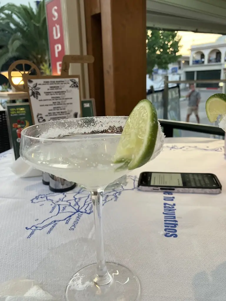 Samantha Hendry_Avanti_Ambelókipoi_review