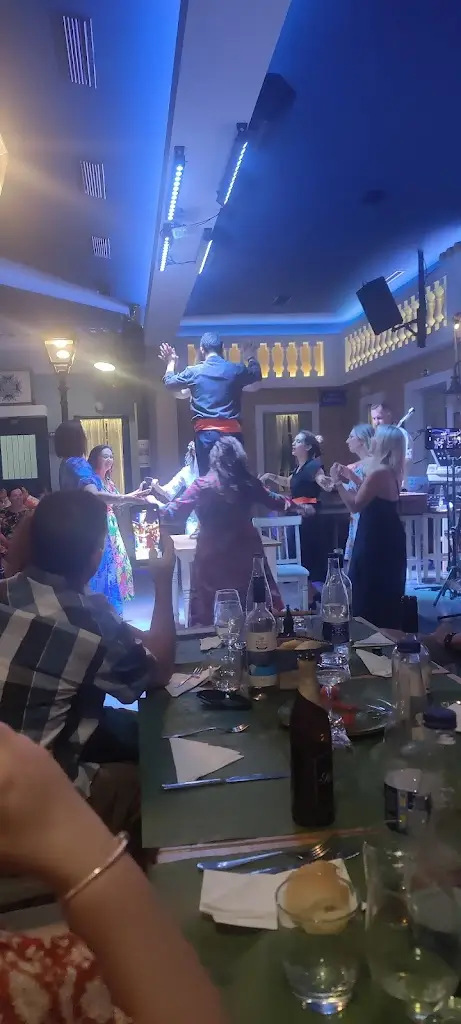 Lee Donovan_Popolaros_Ambelókipoi_review