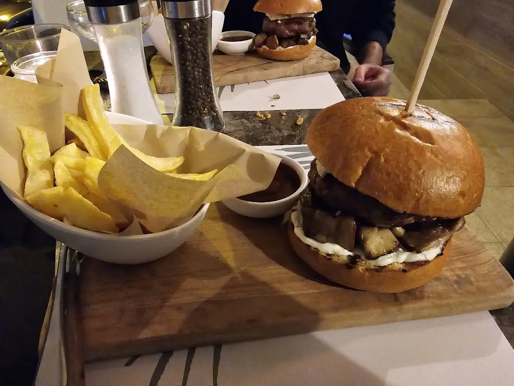 Avi Pines_Agathi koozina bar_Kallithéa_review