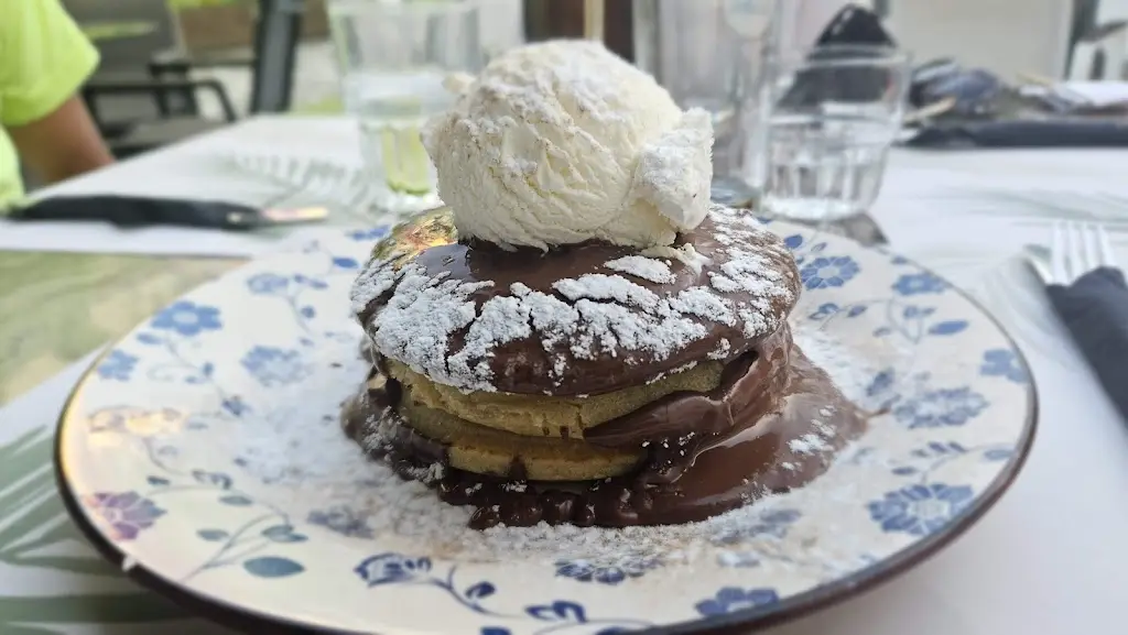 Tobias Xavier_Agathi koozina bar_Kallithéa_review