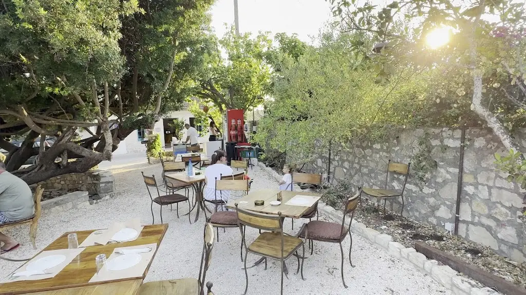 SKINARI_Gáïos_slider_image_2