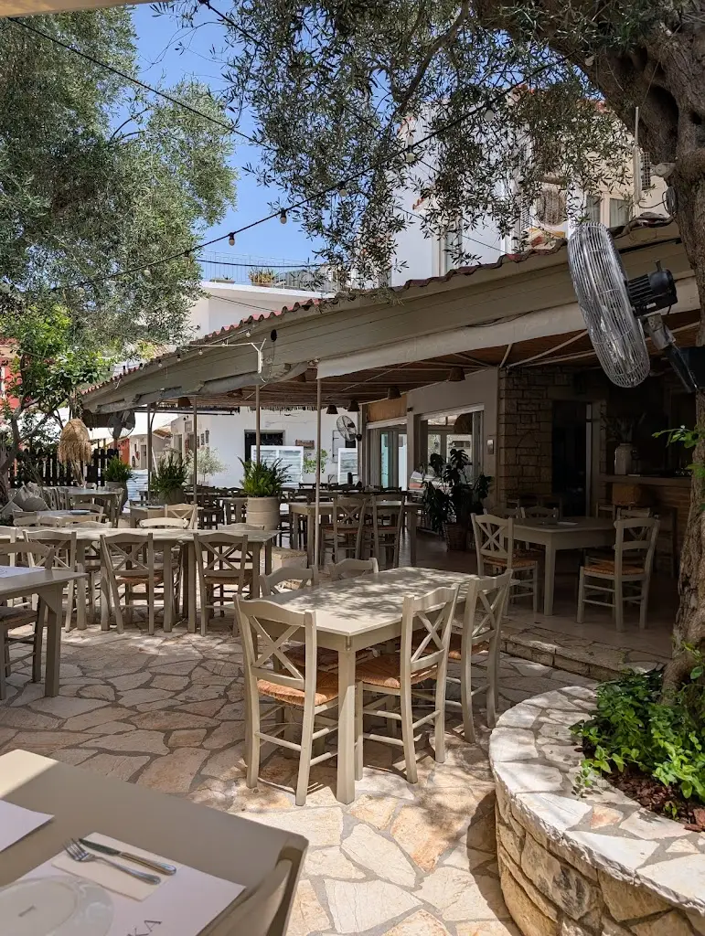 Taka Taka Restaurant in Gáïos