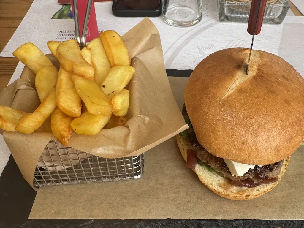 Mikaela Bitsika_Paxos Burger House_Gáïos_reseña