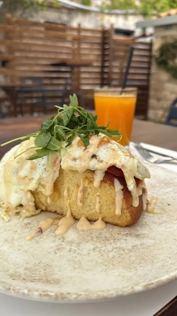 Maria Hida_Averto_Gáïos_review