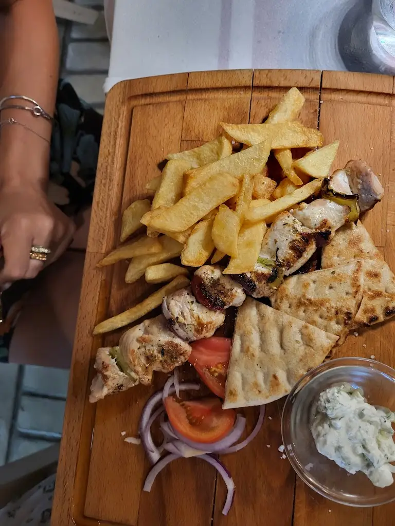 Menü_Oi Oraies Benitses_Kynopiástes_Bild_9