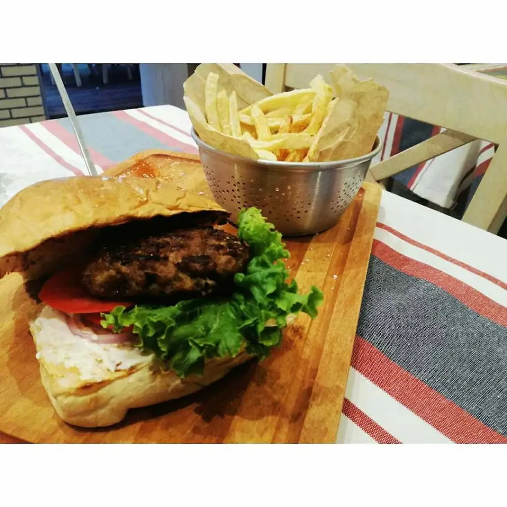 Oi Oraies Benitses_Kynopiástes_slider_image_3