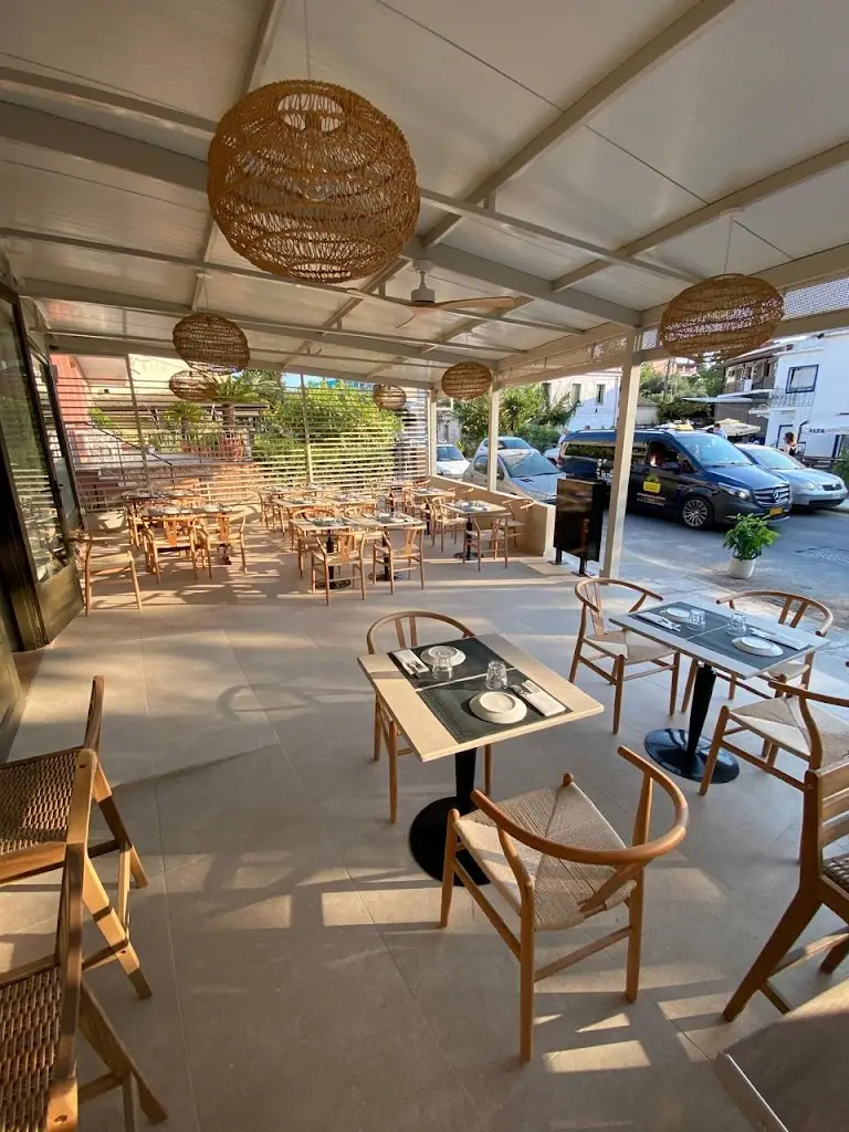 DeLiCosA Restaurant in Kontokáli