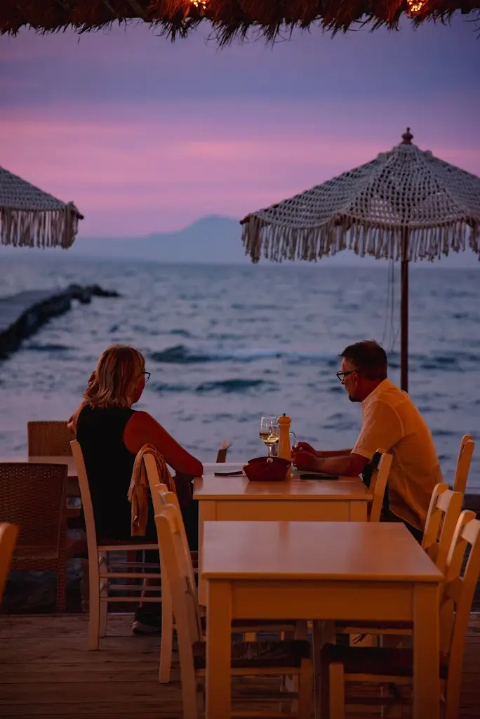 Taverna Petrakis Restaurant in Lefkímmi