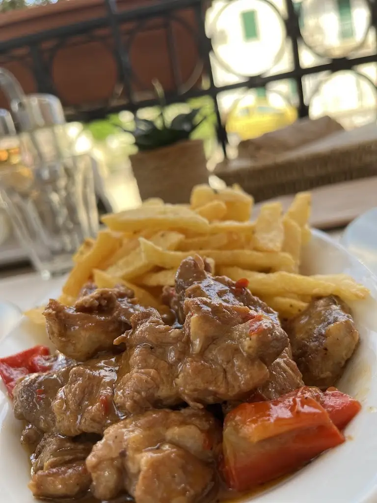 Gabriela Morais Carrijo_Altro cafe_Lefkímmi_reseña