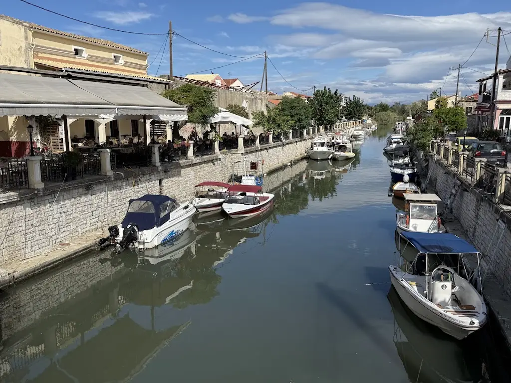 J Paterson_Altro cafe_Lefkímmi_reseña