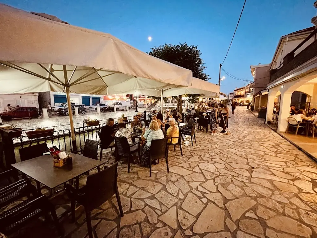 Altro cafe Restaurant in Lefkímmi