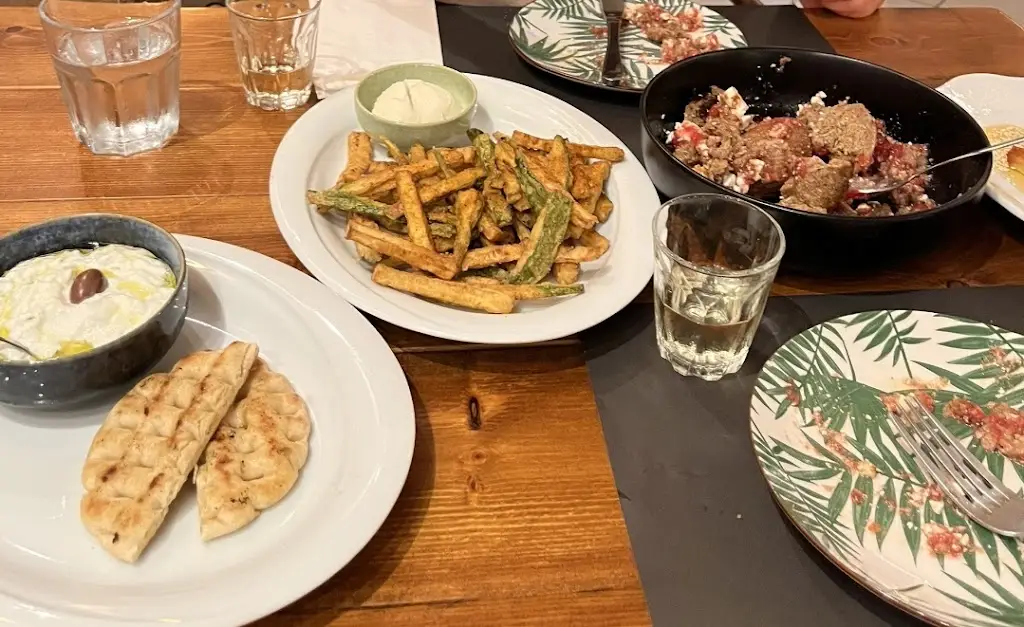 Maya L_Στην πλατεία_Lefkímmi_Bewertung