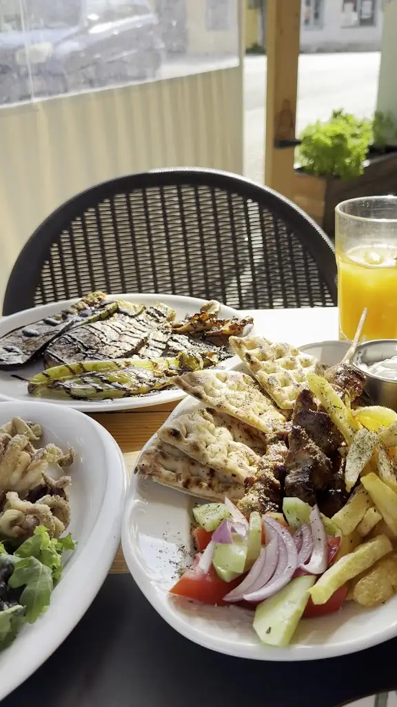 Στην πλατεία_Lefkímmi_slider_image_2